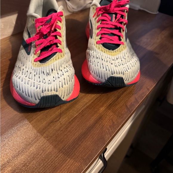 Brooks Hyperion Tempo Shoes in Gray / Neon Pink - Picture 8 of 8